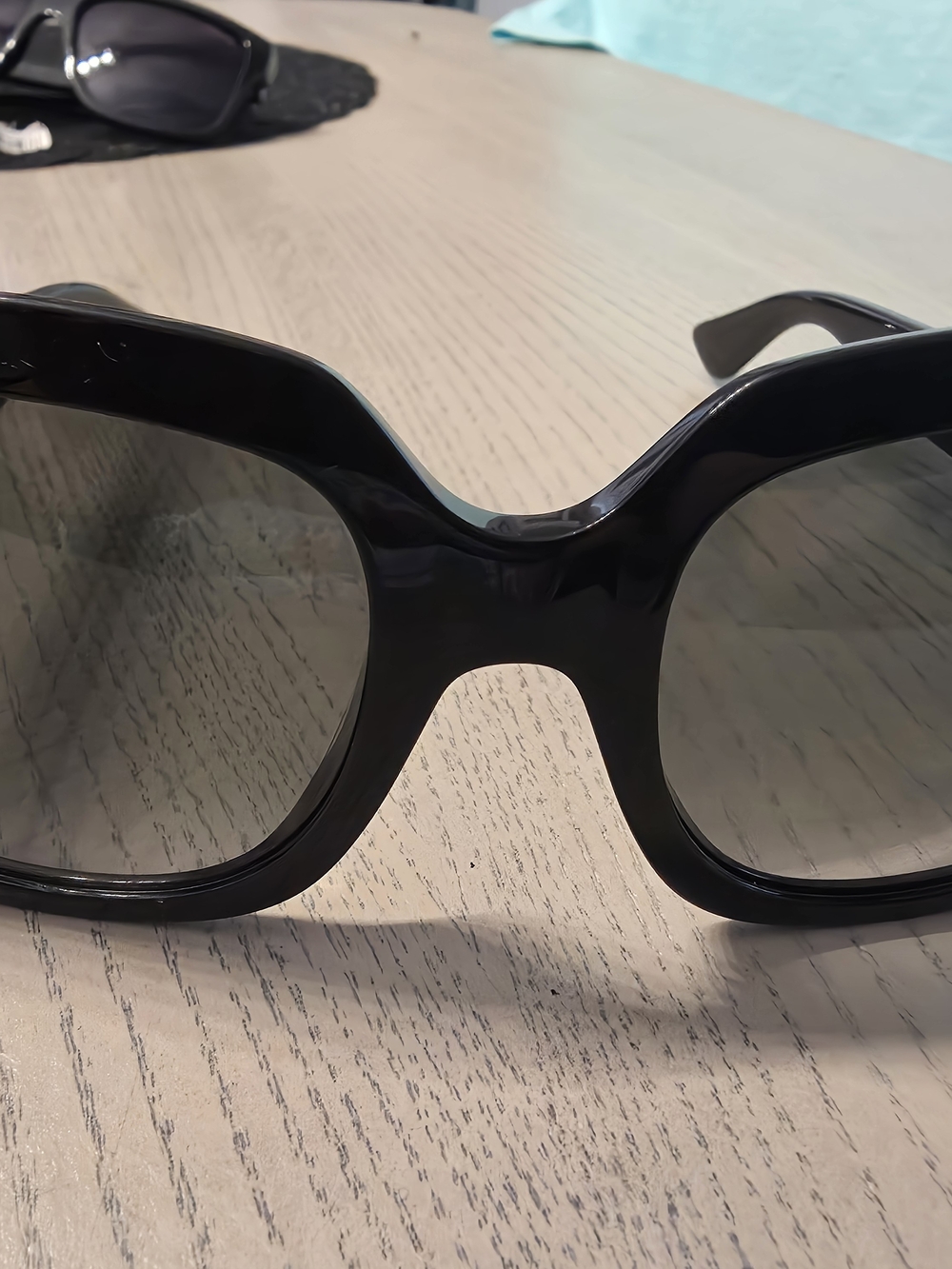 Gucci Black Sunglasses with Gold GG Emblems - Picture 2 of 2